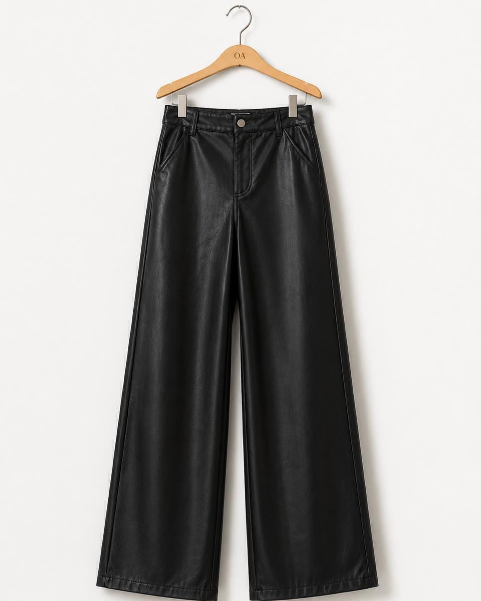 Calça preta de couro sintético, cintura alta, pernas largas, bolsos laterais