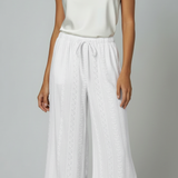 Calça pantalona off-white com cós elástico e acabamento bordado na lateral