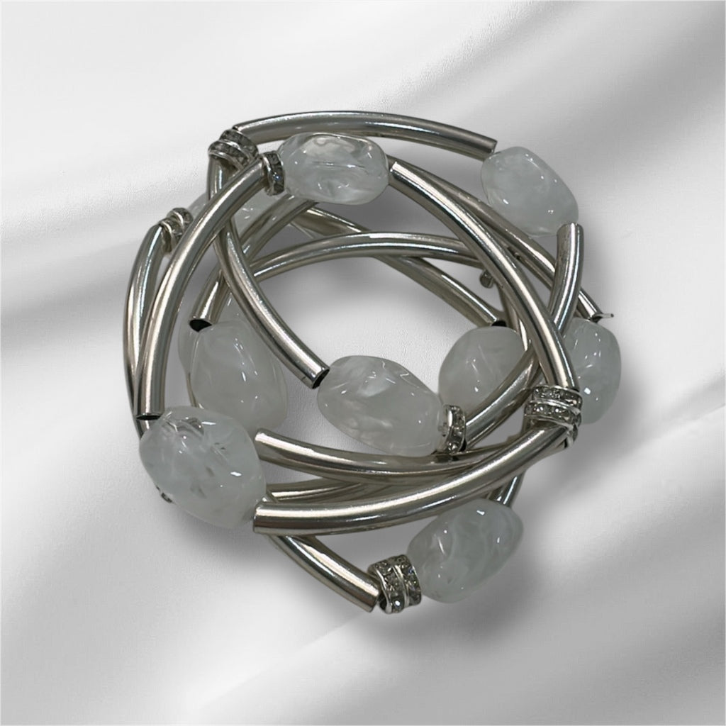 Pulseira de argolas prateadas com contas brancas e detalhes prateados