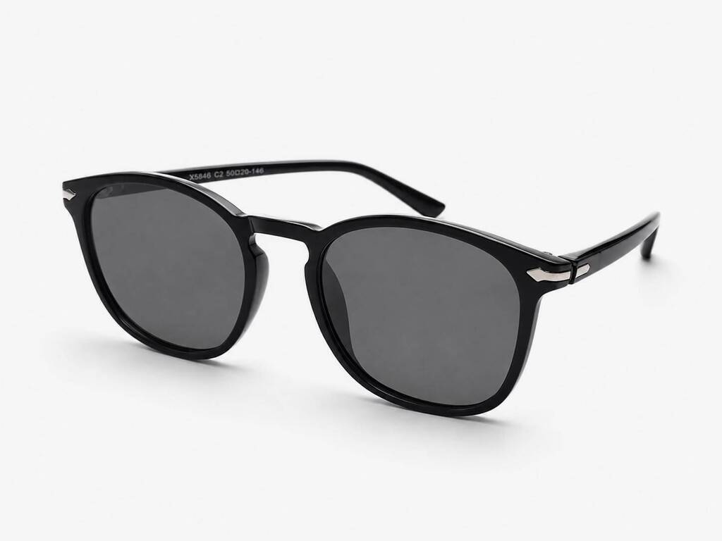 Óculos escuros pretos com lentes escuras e hastes finas