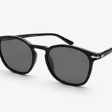 Óculos escuros pretos com lentes escuras e hastes finas
