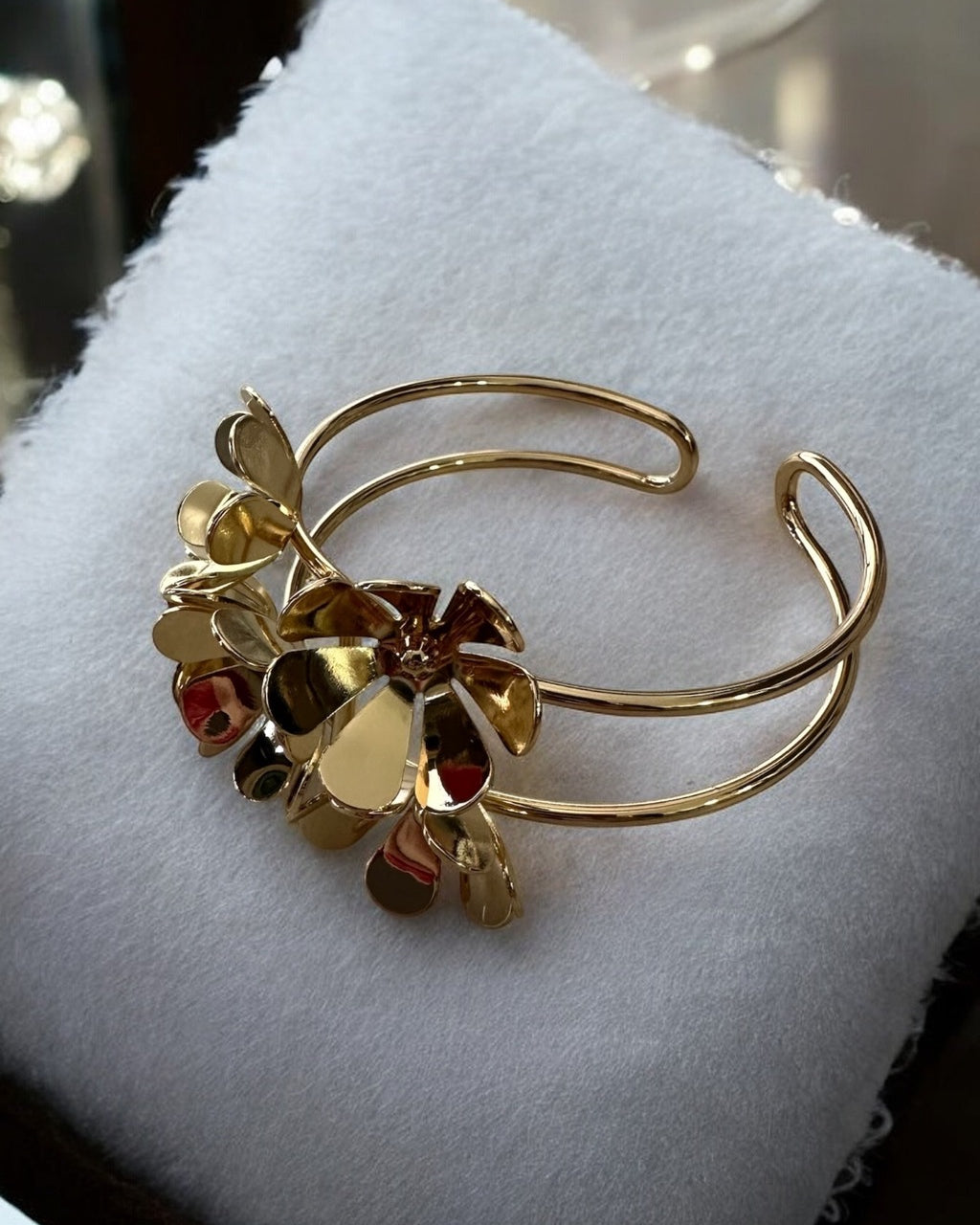Pulseira dourada com argolas e pingentes florais com pedras coloridas