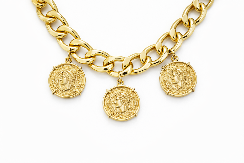 Colar de corrente dourada com três medalhas redondas penduradas