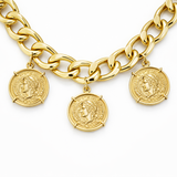 Colar de corrente dourada com três medalhas redondas penduradas
