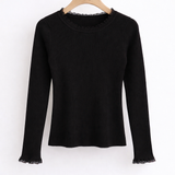 Blusa Amélia preta em vista frontal, manga longa com punhos em renda