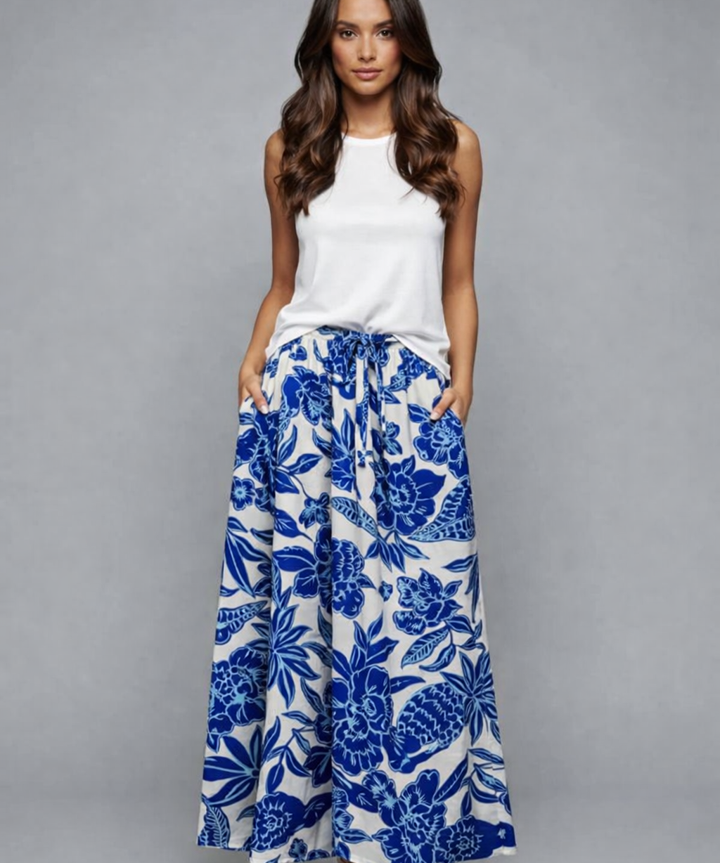 Saia longa azul com estampa floral, cós franzido e elástico na cintura