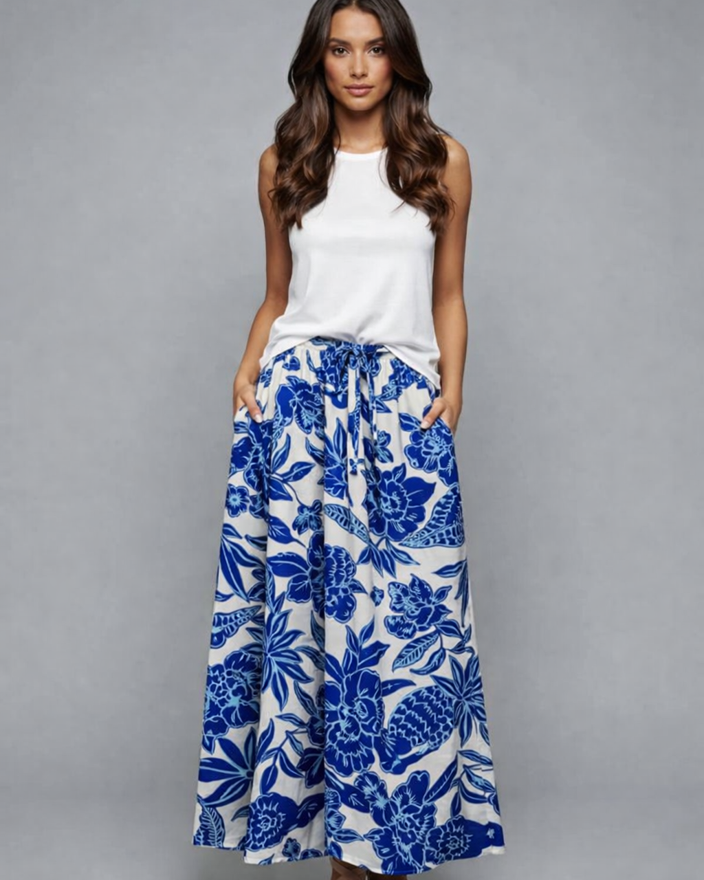 Saia longa azul com estampa floral, cós franzido e elástico na cintura