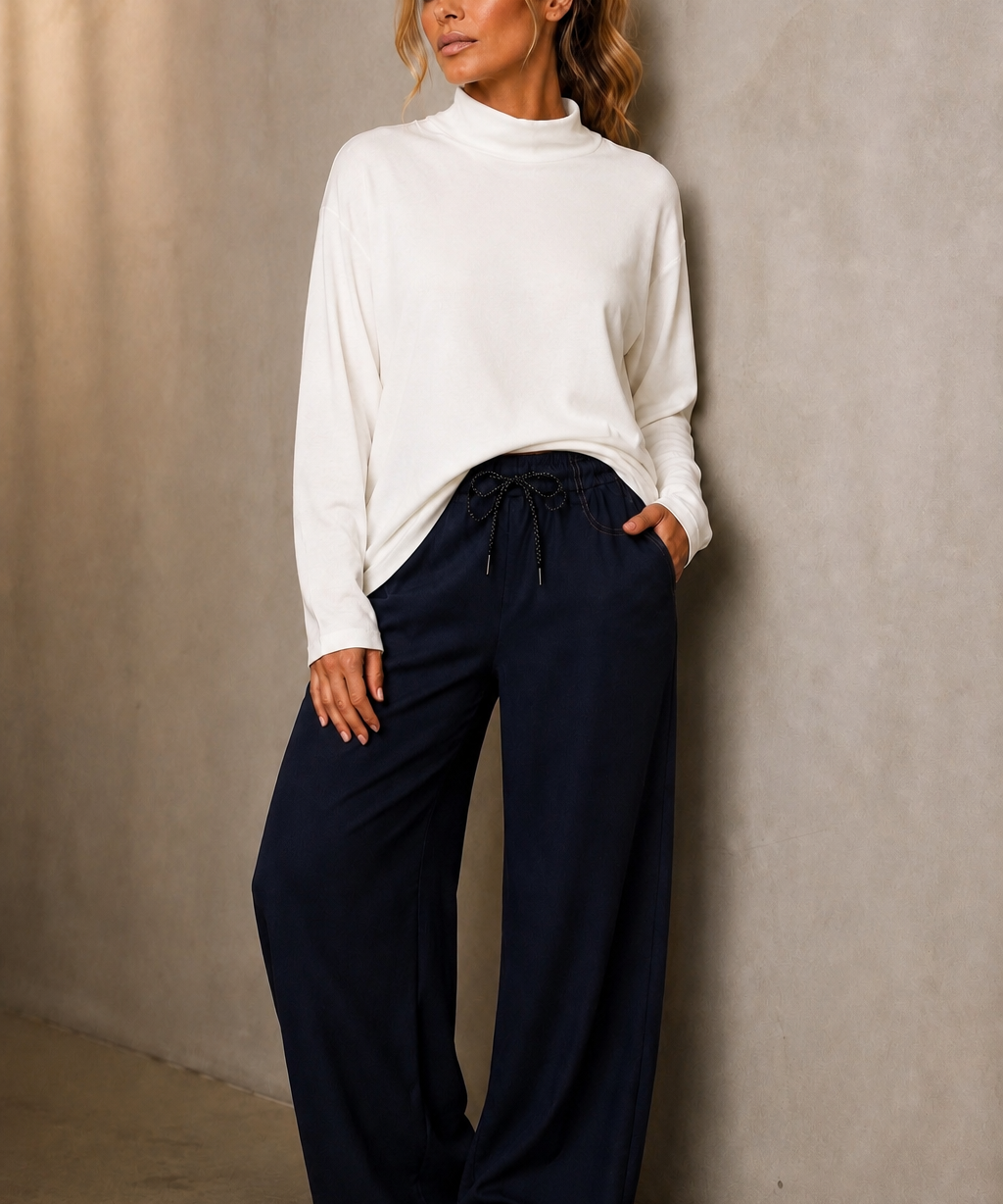 Calça jeans azul escuro ampla, cintura com cordão e bolsos laterais