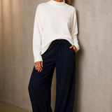 Calça jeans azul escuro ampla, cintura com cordão e bolsos laterais