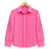 Camisa rosa com botão frontal, bordado vertical no centro e detalhes rendados nas mangas