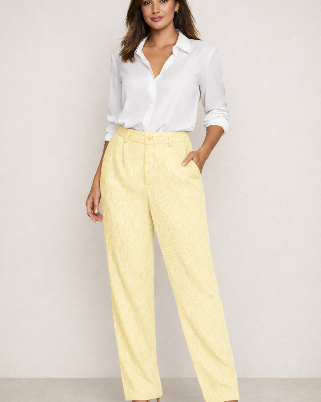 Calça amarela clara com cós elástico e modelagem pantalona