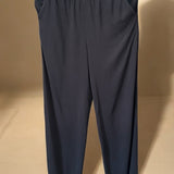 Calça ampla azul escuro com cós elástico e caimento solto, modelo pantacourt