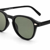Óculos Luara Black com lentes verdes escuras e armação preta
