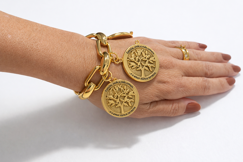 Pulseira Graça Vida dourada com duas medalhas redondas e fecho de argolas