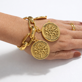 Pulseira Graça Vida dourada com duas medalhas redondas e fecho de argolas