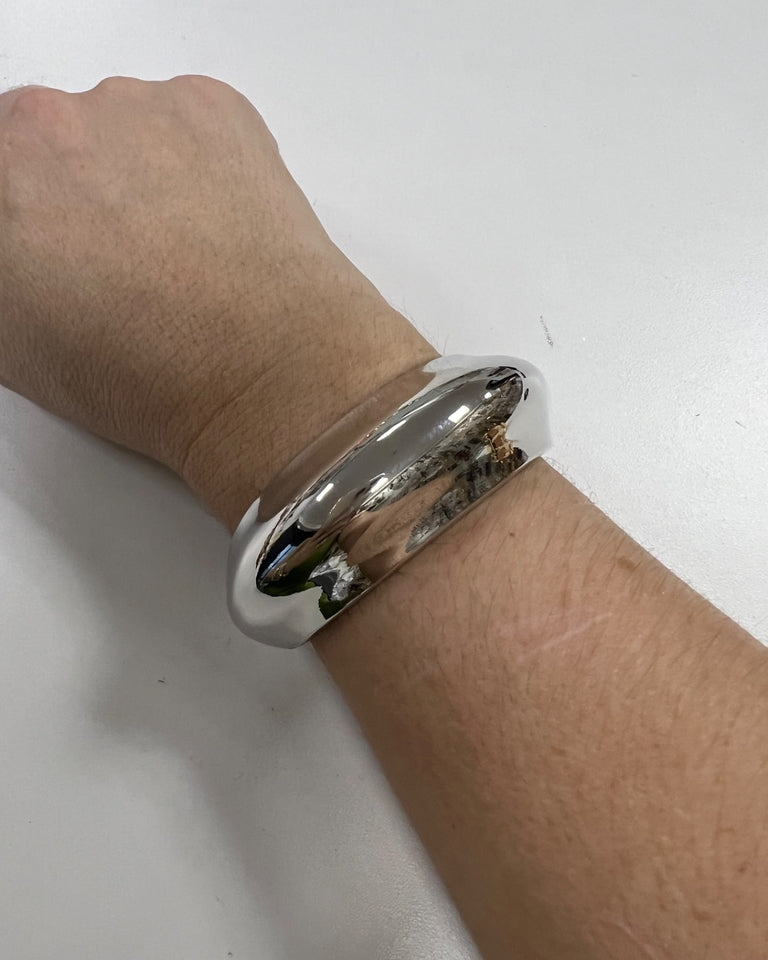 Bracelete Filipa prateado, pulseira larga lisa com acabamento espelhado