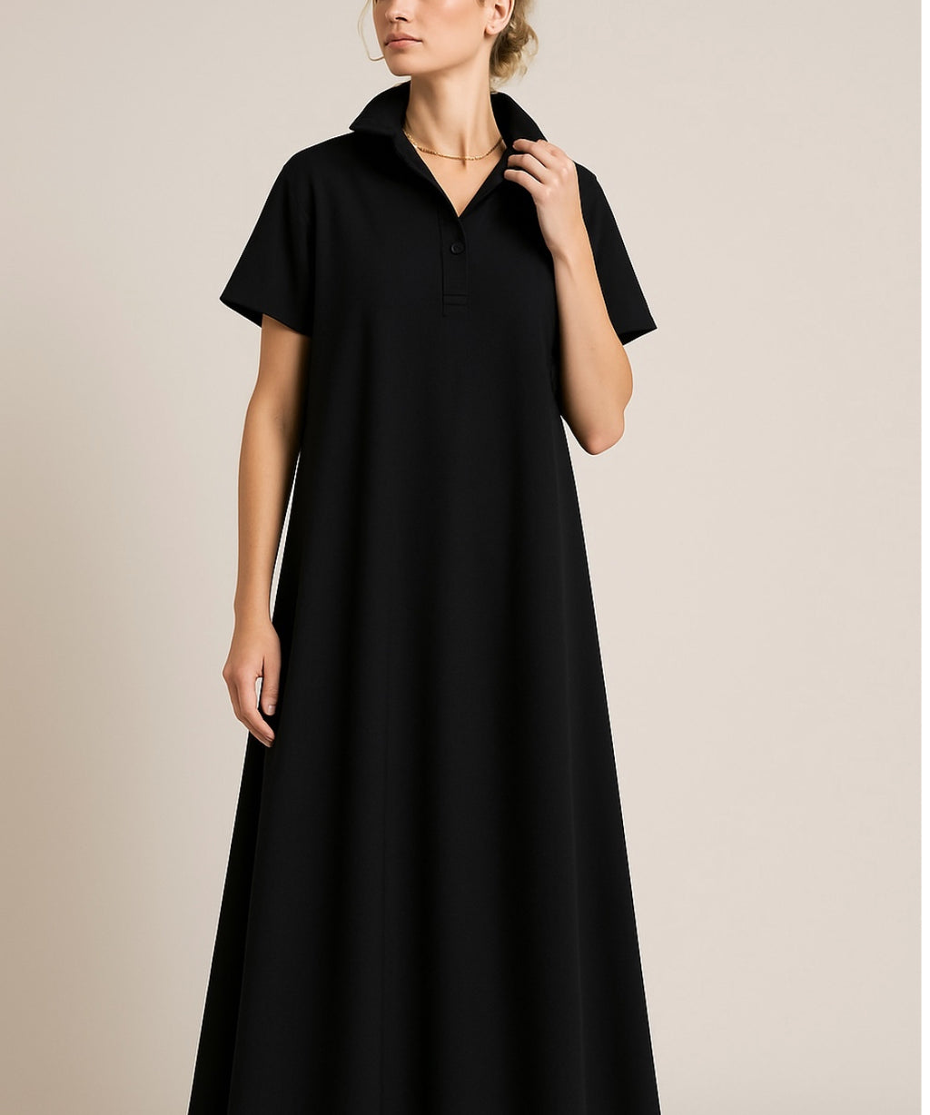 Vestido preto de gola polo com botões e mangas curtas, caimento amplo
