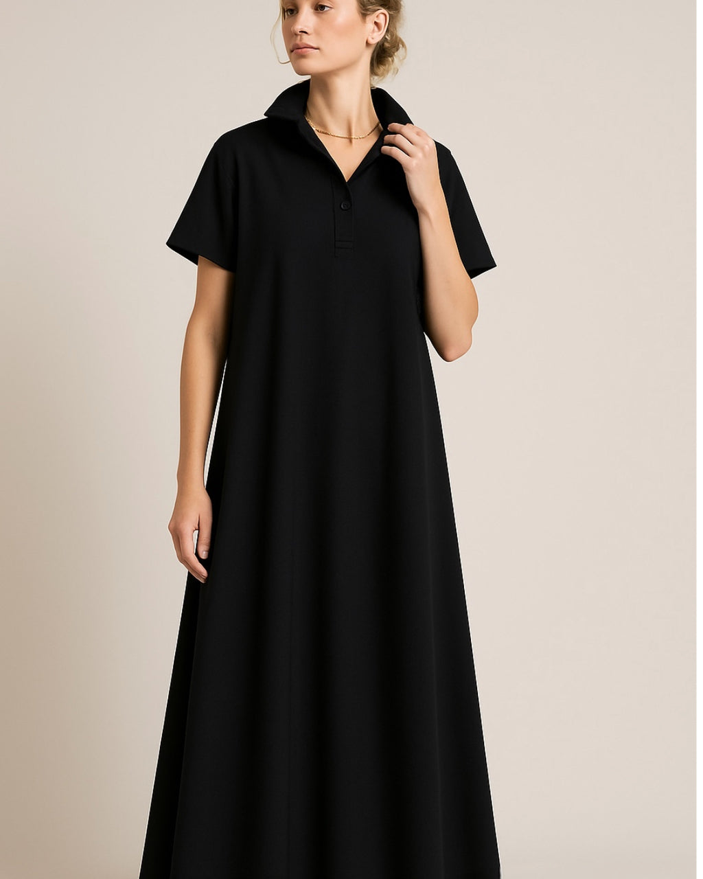 Vestido preto de gola polo com botões e mangas curtas, caimento amplo