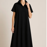Vestido preto de gola polo com botões e mangas curtas, caimento amplo