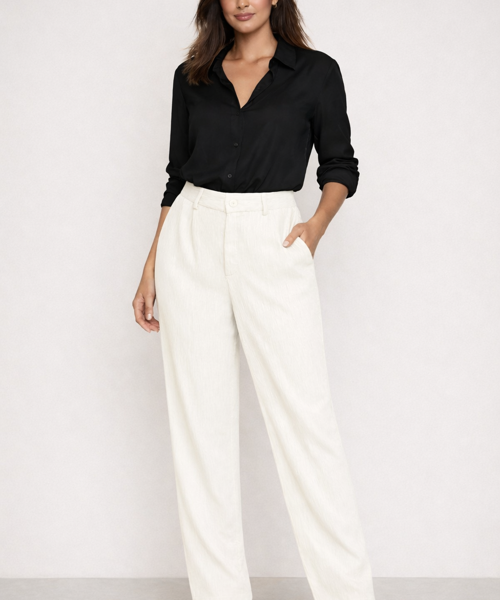 Calça creme de cintura alta, perna reta, bolsos frontais