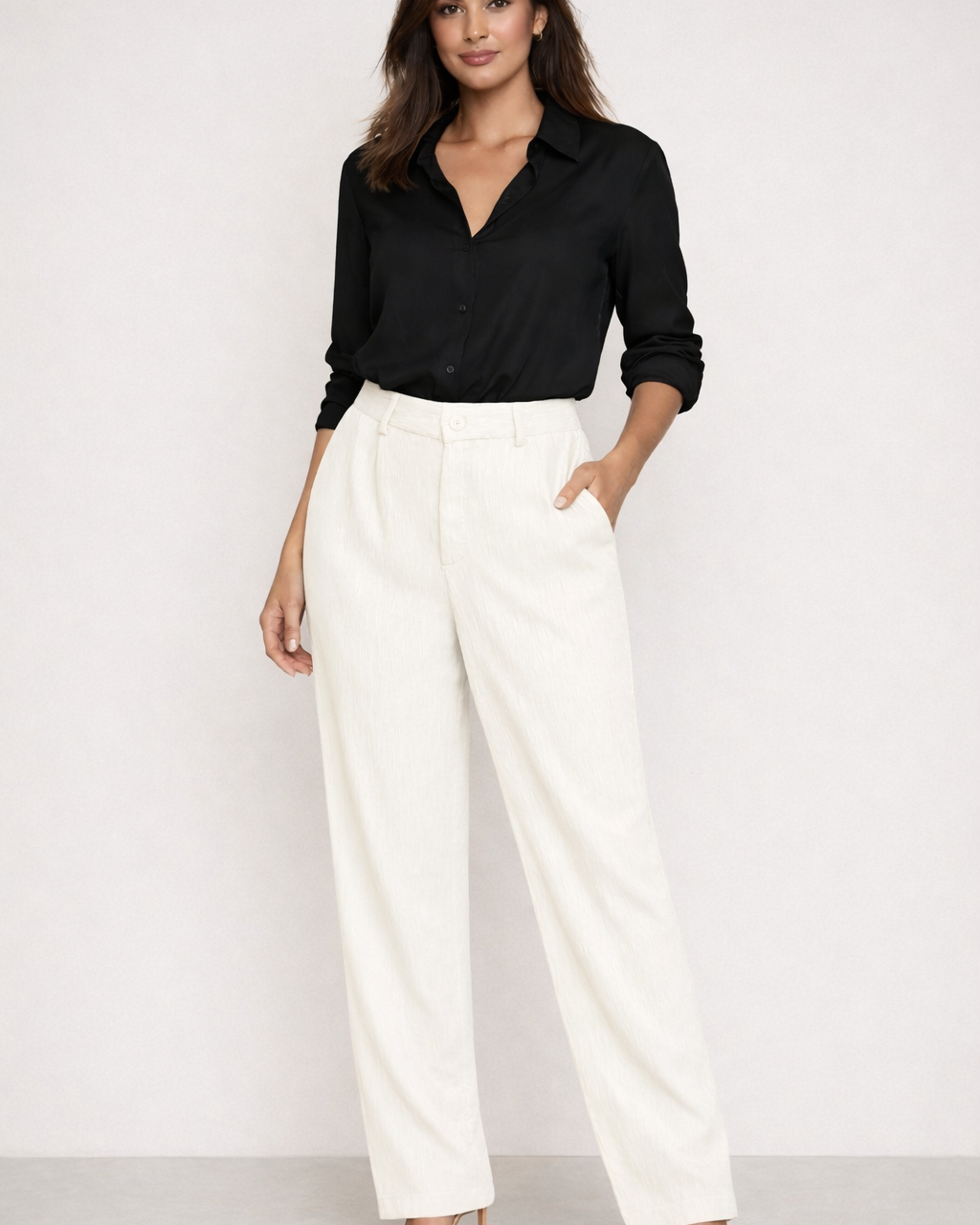 Calça creme de cintura alta, perna reta, bolsos frontais