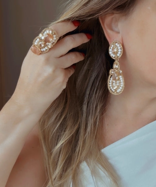 Anel Mila dourado com pedra brilhante oval e microcristais