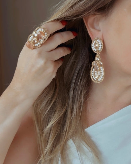 Anel Mila dourado com pedra brilhante oval e microcristais