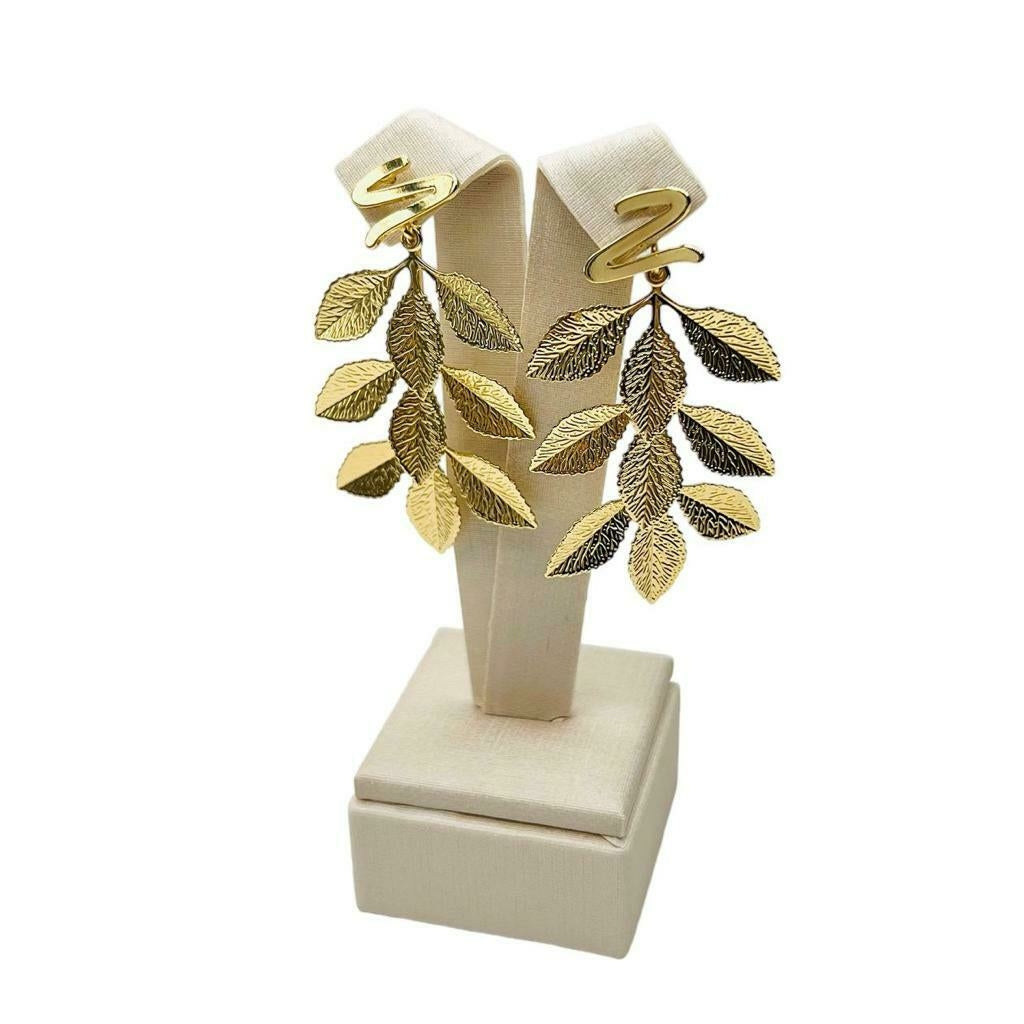 Brinco dourado com ramos de folhas em metal texturizado