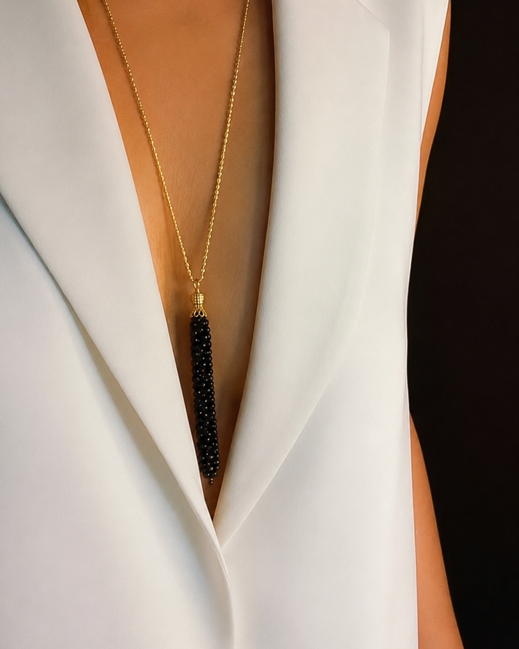 Colar Pagu dourado com pingente em franjas de cristais pretos