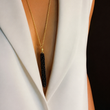 Colar Pagu dourado com pingente em franjas de cristais pretos