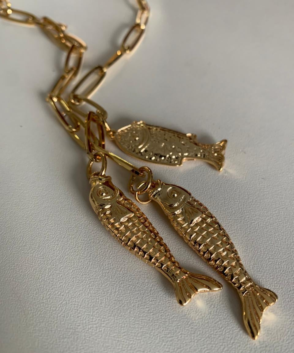 Colar dourado com pingentes de peixes e fecho articulado