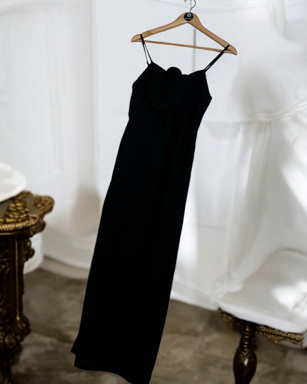 Vestido Aurora preto, alças finas e aplique de flor 3D no busto
