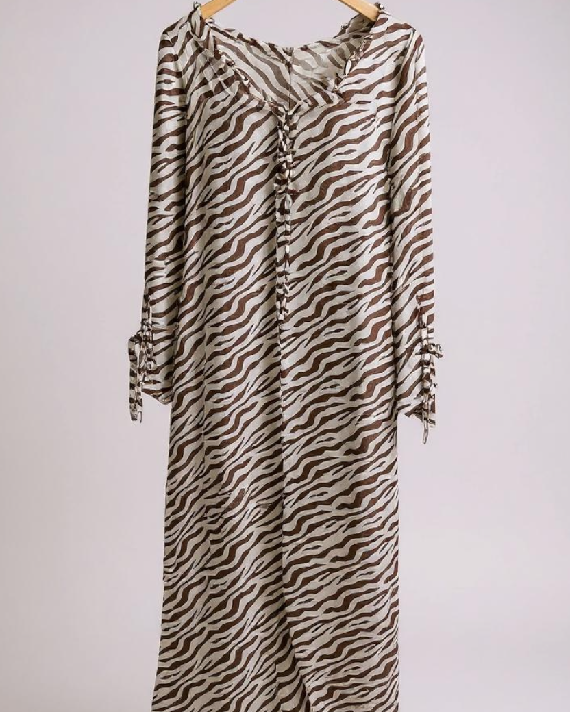 Vestido longo zebrado marrom e nude, decote franzido, botões frontais e pontas nas mangas