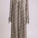 Vestido longo zebrado marrom e nude, decote franzido, botões frontais e pontas nas mangas