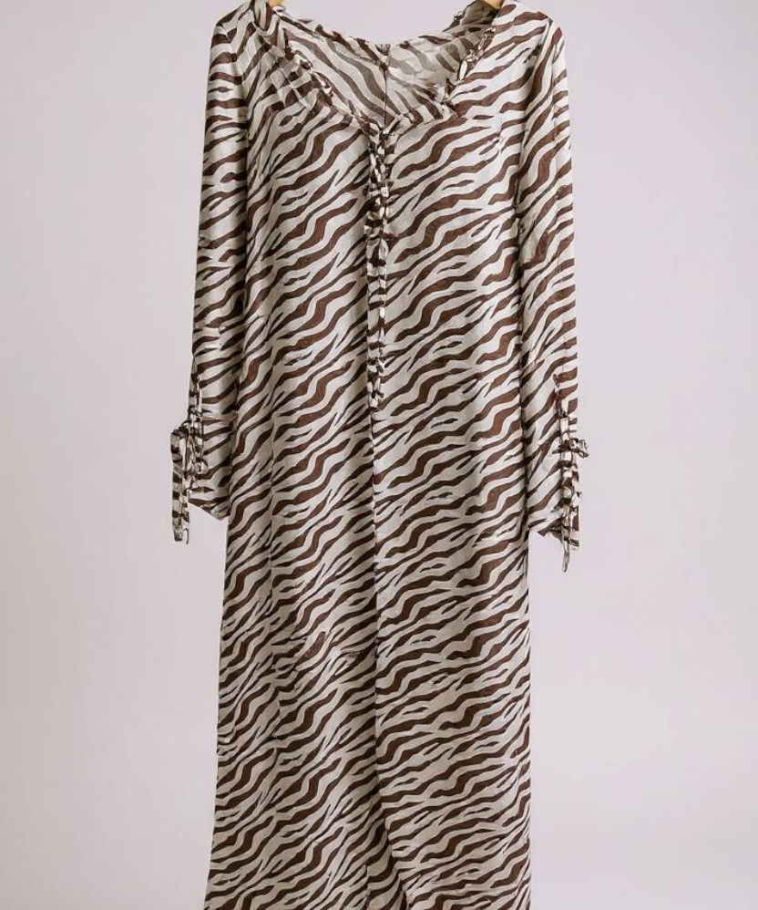 Vestido longo zebrado marrom e nude, decote franzido, botões frontais e pontas nas mangas
