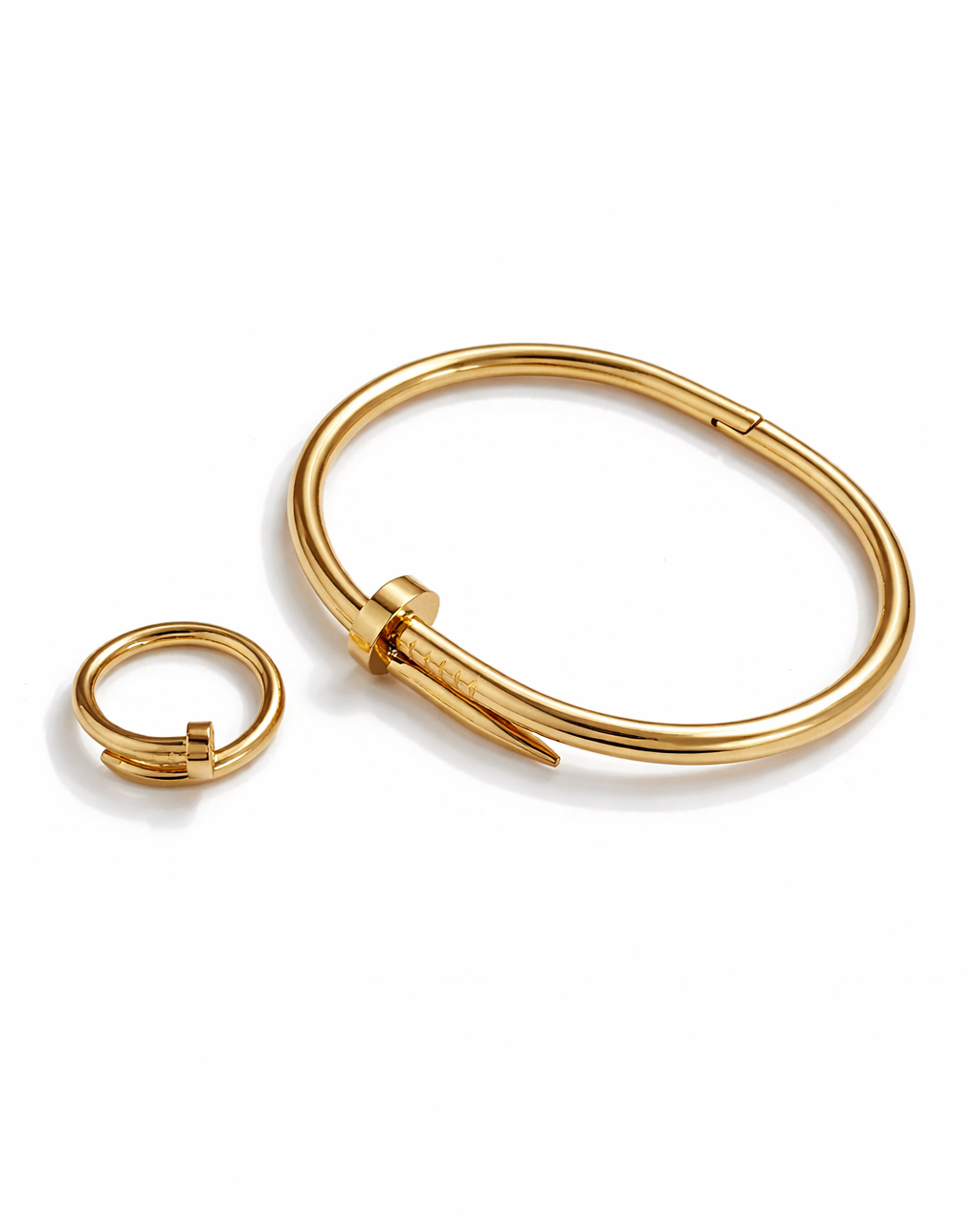 Bracelete rígido dourado com fecho e encaixe, com duas peças