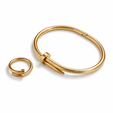 Bracelete rígido dourado com fecho e encaixe, com duas peças