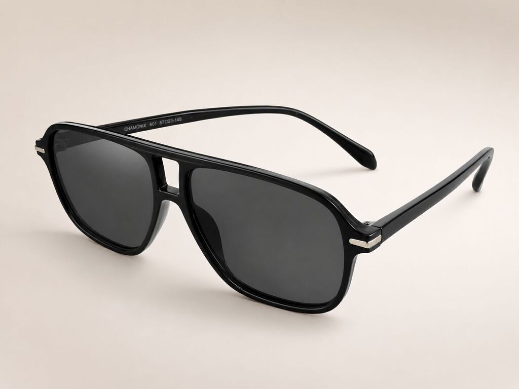Óculos escuros pretos com lentes escuras e armação arredondada