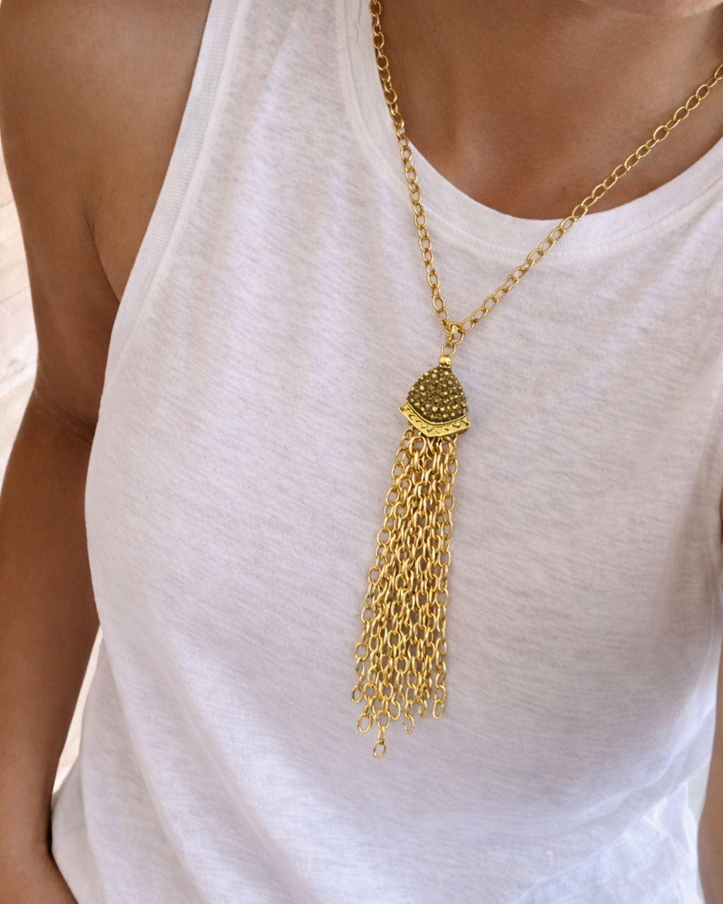 Colar Loren dourado com pingente oval rendilhado e franja em correntes