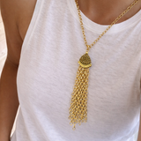Colar Loren dourado com pingente oval rendilhado e franja em correntes