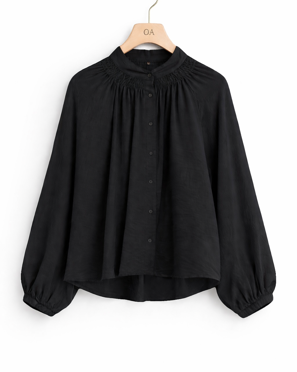 Blusa preta com gola franzida, frente abotoada e mangas bufantes