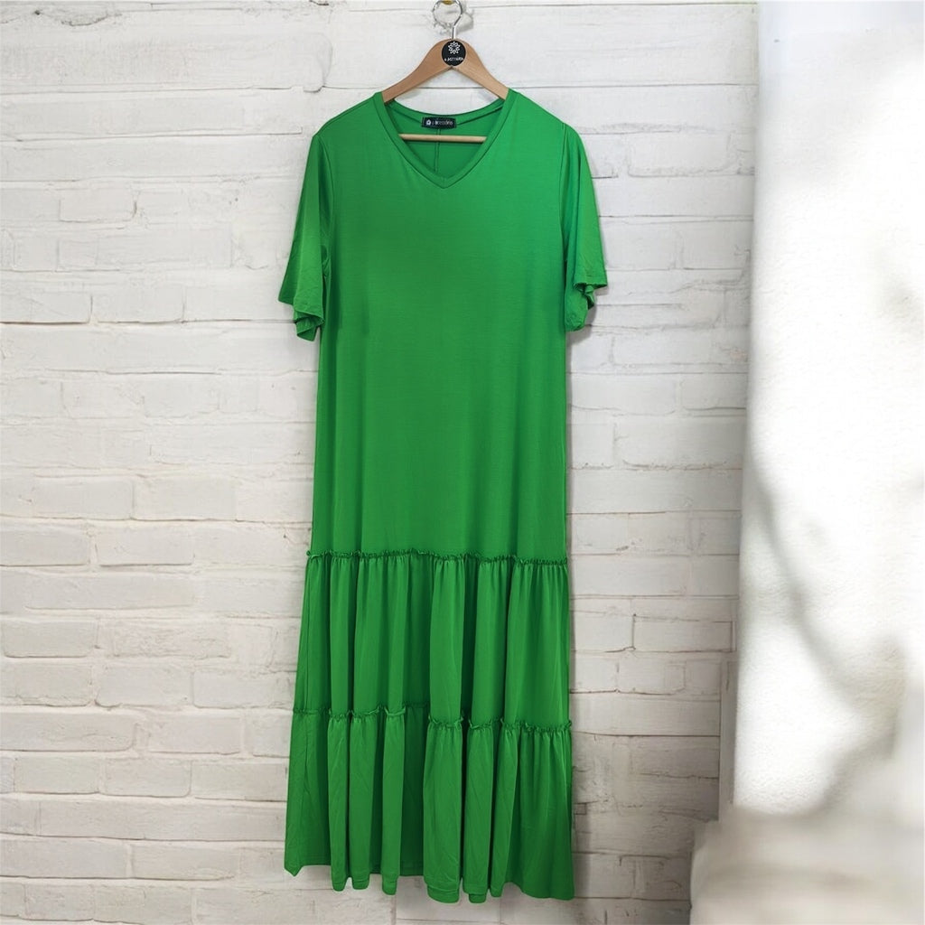 Vestido midi verde grama com decote V e saia longa com camadas franzidas