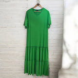 Vestido midi verde grama com decote V e saia longa com camadas franzidas