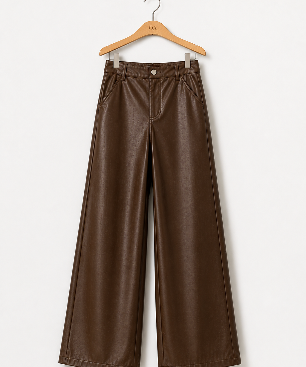 Calça marrom de pernas largas, cintura alta, fecho frontal e bolsos laterais