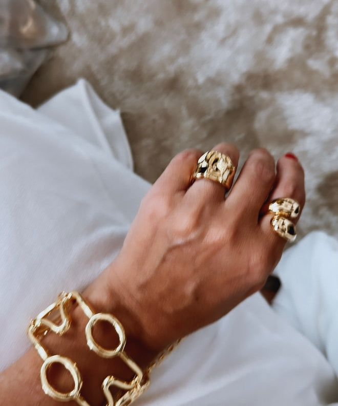 Pulseira dourada com elos circulares e detalhes com acabamento texturizado