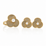 Conjunto de anel e brinco flor de lis dourado com pérola central