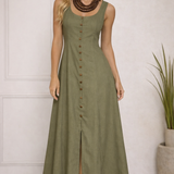 Vestido longo verde-oliva com alças largas, botões frontais e fenda na barra.