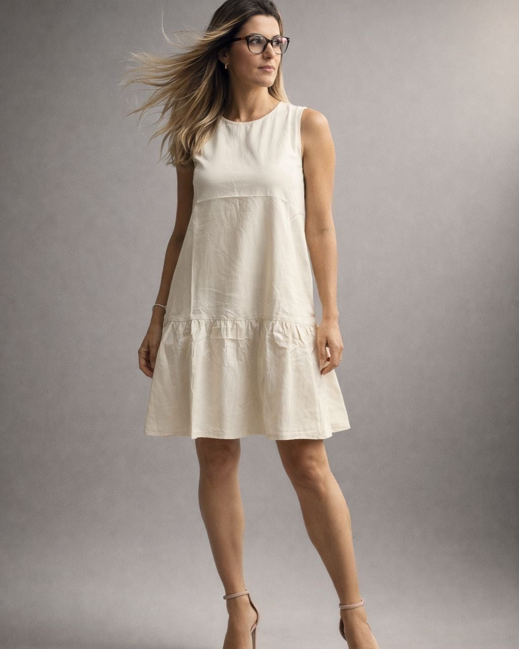 Vestido bata Leona bege claro sem mangas, detalhe franzido na cintura e bolsos