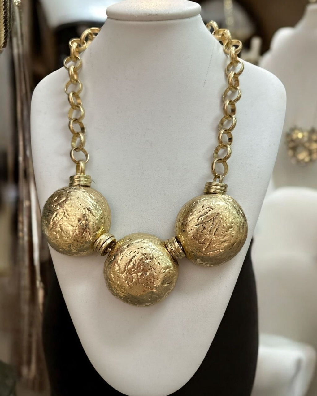 Colar romano dourado com corrente e três esferas texturizadas