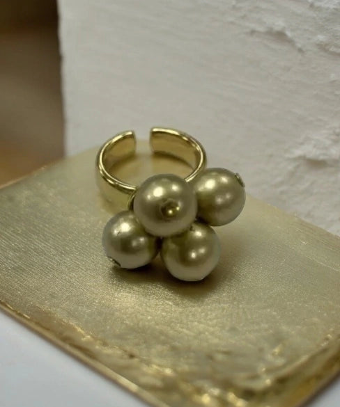 Anel dourado com flor de pérolas cinza e acabamento fosco